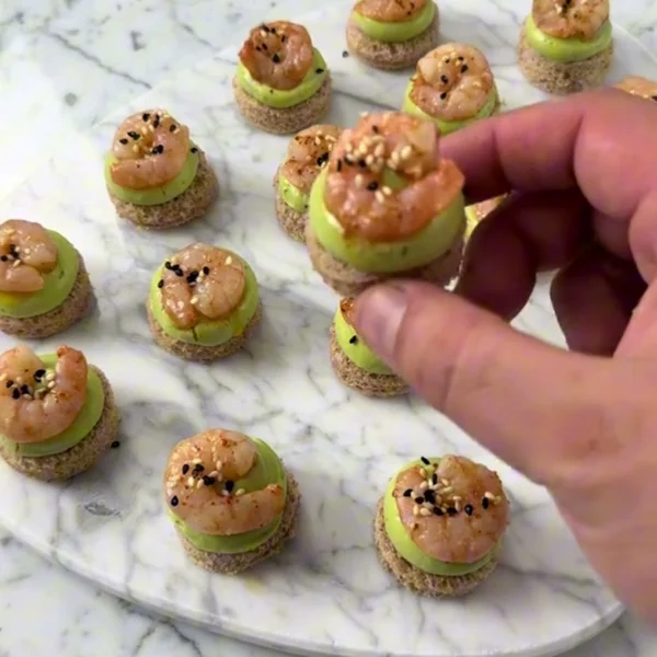 Bocaditos de langostino sobre pan de semillas