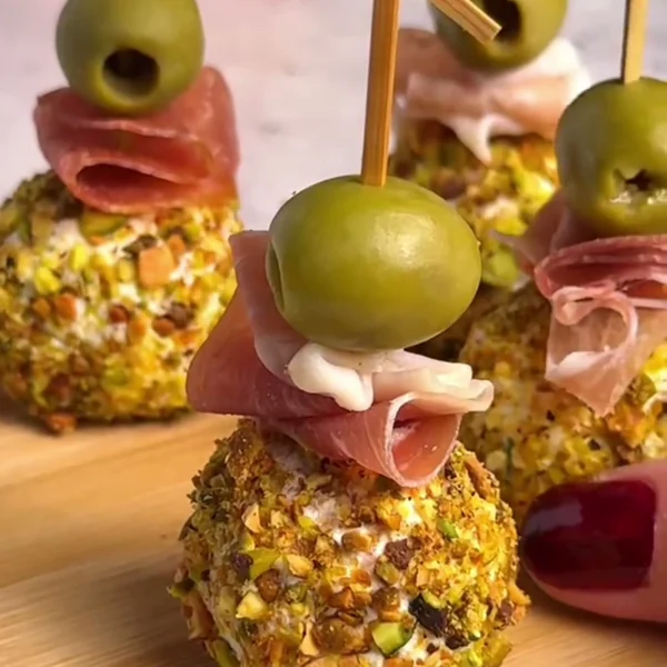 Brochetas de queso, jamón y aceituna