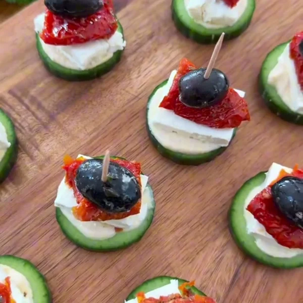 Bocaditos sobre rodajas de pepino, sin pan
