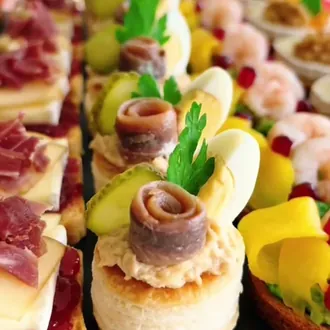 Canapés variados servidos en una bandeja