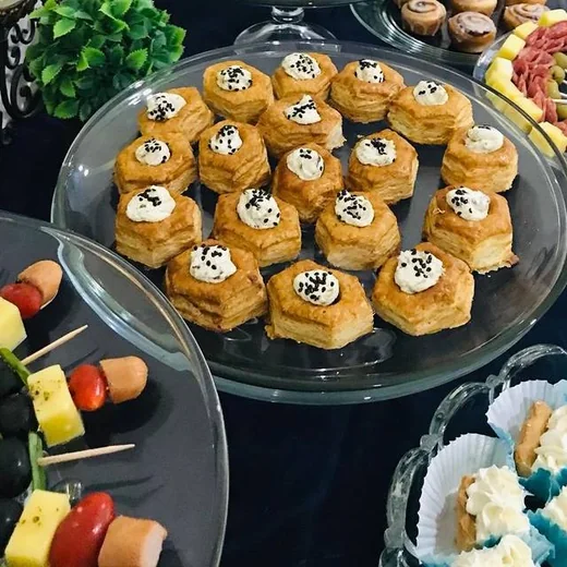 Bocaditos gourmet servidos en una mesa