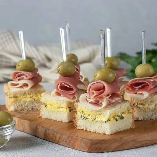 Bocaditos gourmet servidos en una mesa