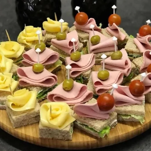 Bocaditos gourmet servidos en una mesa