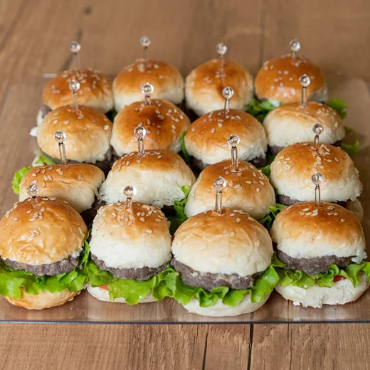 Bocaditos gourmet servidos en una mesa