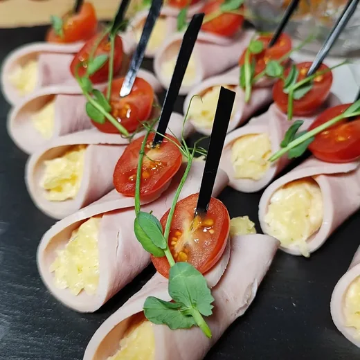 Bocaditos gourmet servidos en una mesa
