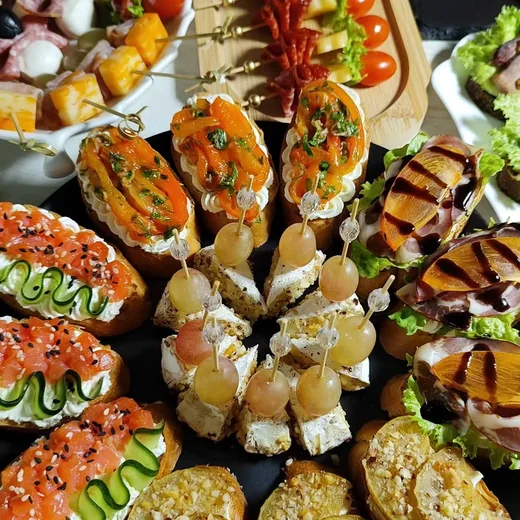 Bocaditos gourmet servidos en una mesa