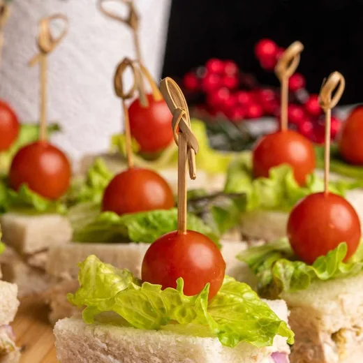 Bocaditos gourmet servidos en una mesa