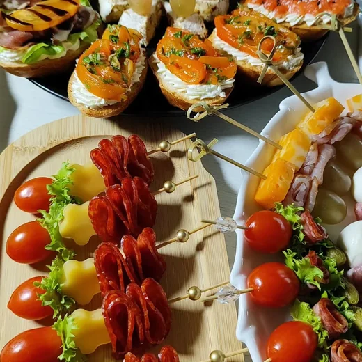 Bocaditos gourmet servidos en una mesa