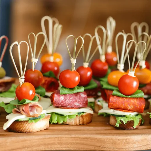 Bocaditos gourmet servidos en una mesa