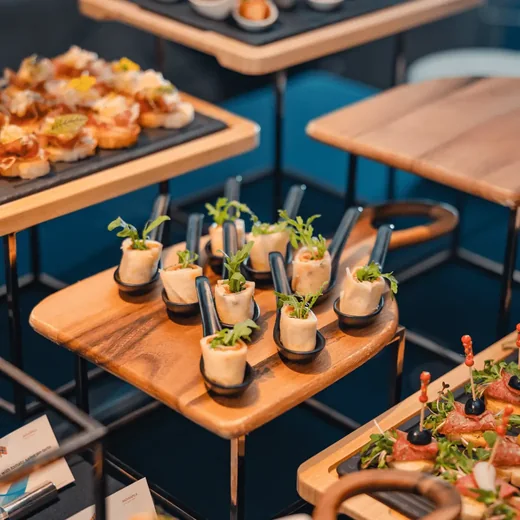 Bocaditos gourmet servidos en una mesa