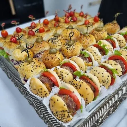 Bocaditos gourmet servidos en una mesa