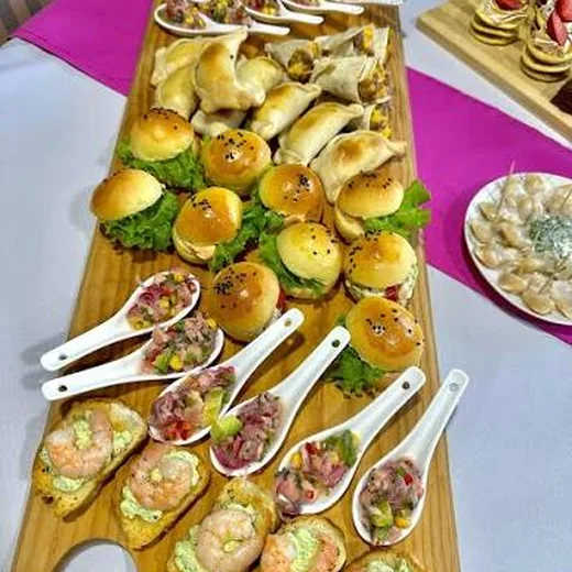 Bocaditos gourmet servidos en una mesa