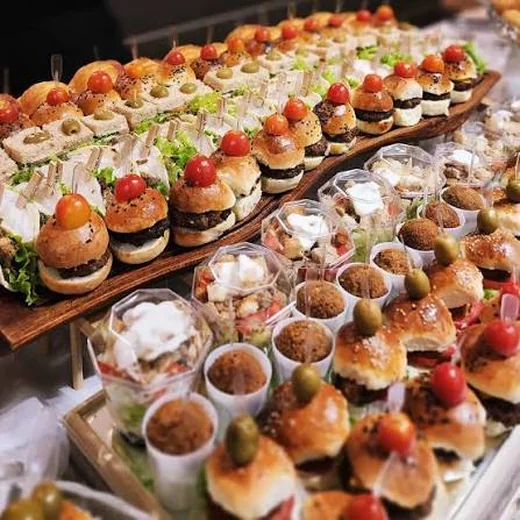 Bocaditos gourmet servidos en una mesa