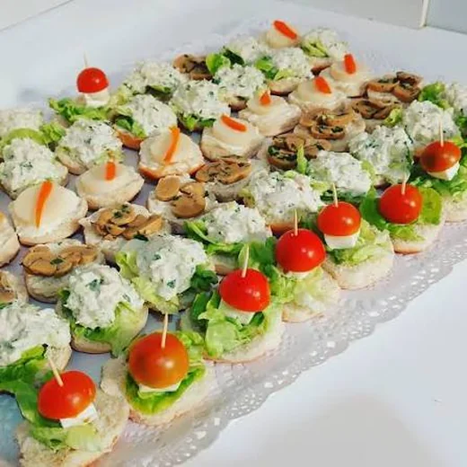 Bocaditos gourmet servidos en una mesa