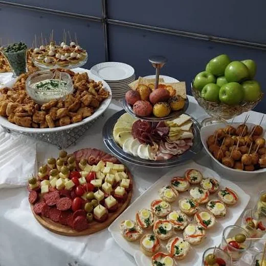 Bocaditos gourmet servidos en una mesa