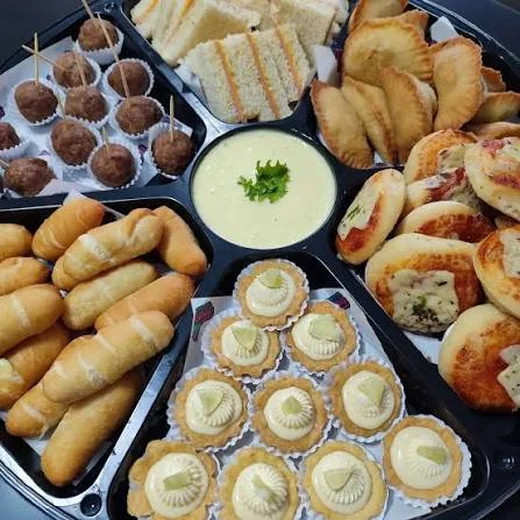 Bocaditos gourmet servidos en una mesa