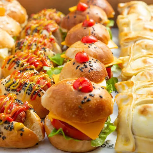 Bocaditos gourmet servidos en una mesa